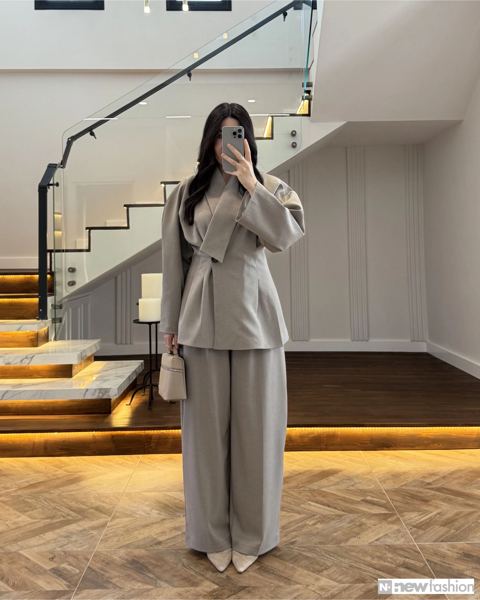 أنسومبل نسائي أنيق بقطعتين بلون بيج راقٍ مع تصميم أمامي متقاطع وأكمام واسعة